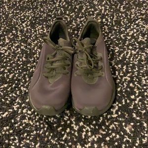 Puma sneakers with comfort foam.